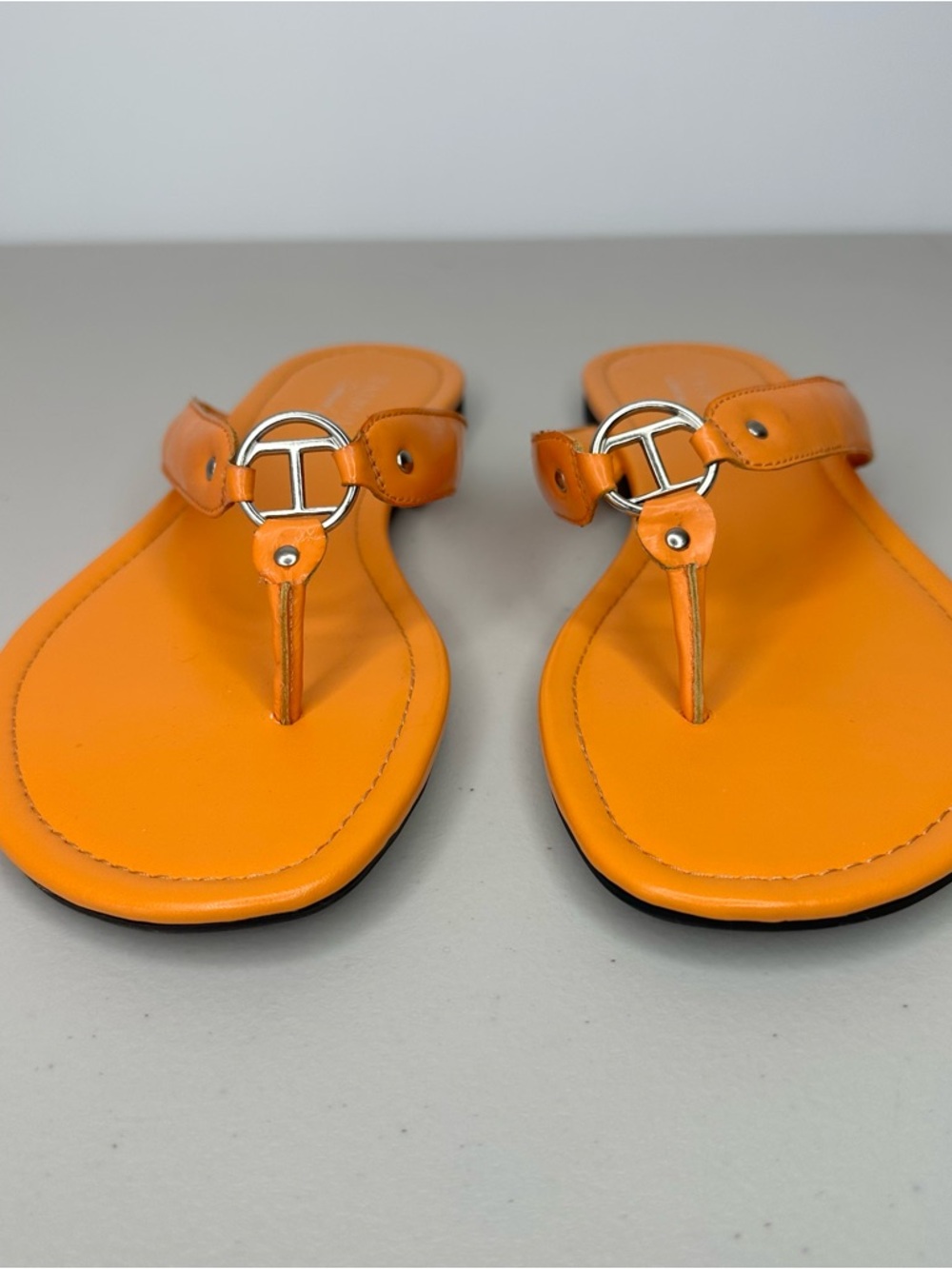 Talbots Orange Leather Thong Sandals Women’s Size 9 Silver Logo Hardware - Picture 2 of 7